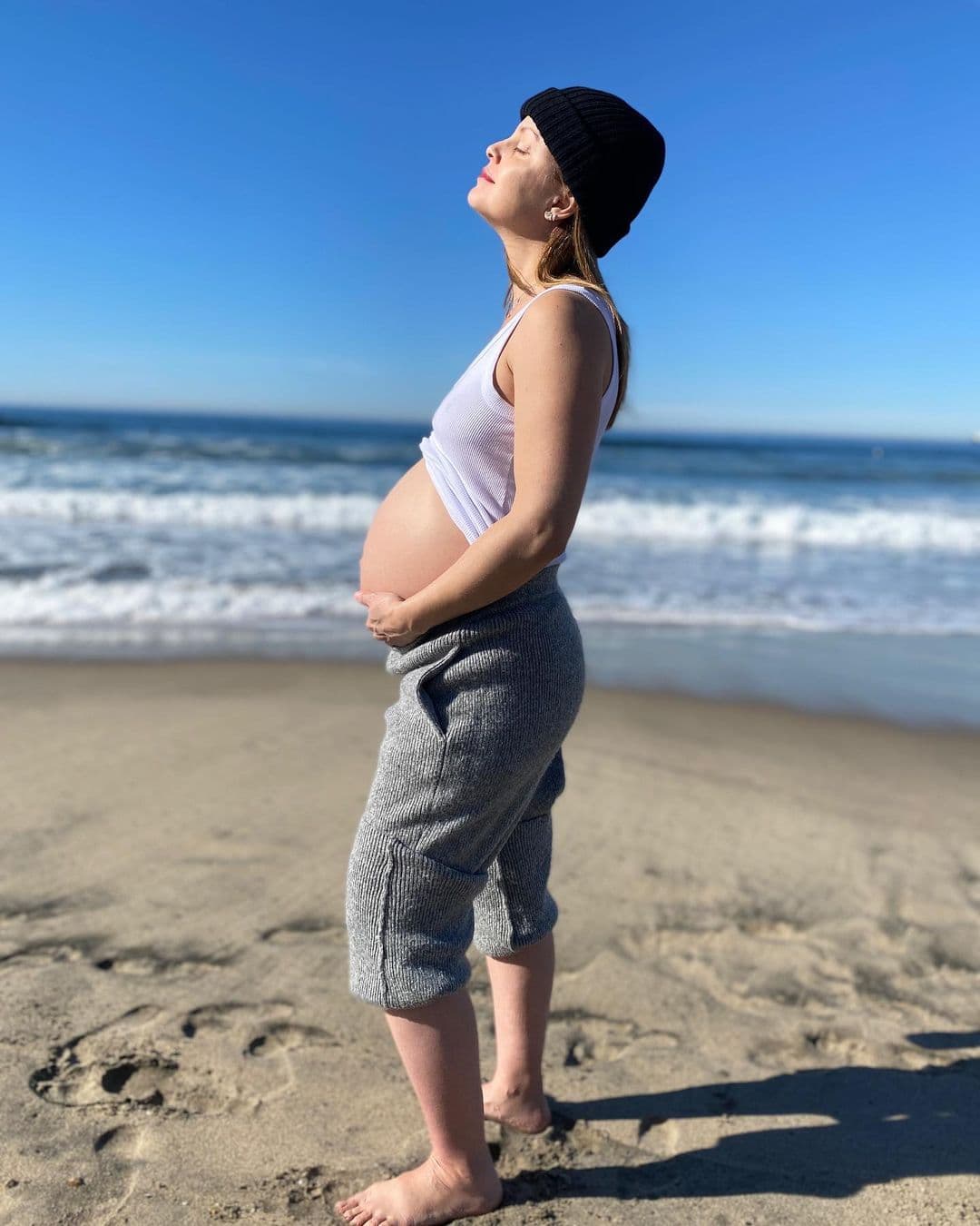 Mena también se considera muy ‘suertuda’ de poder convertirse en madre próximamente.