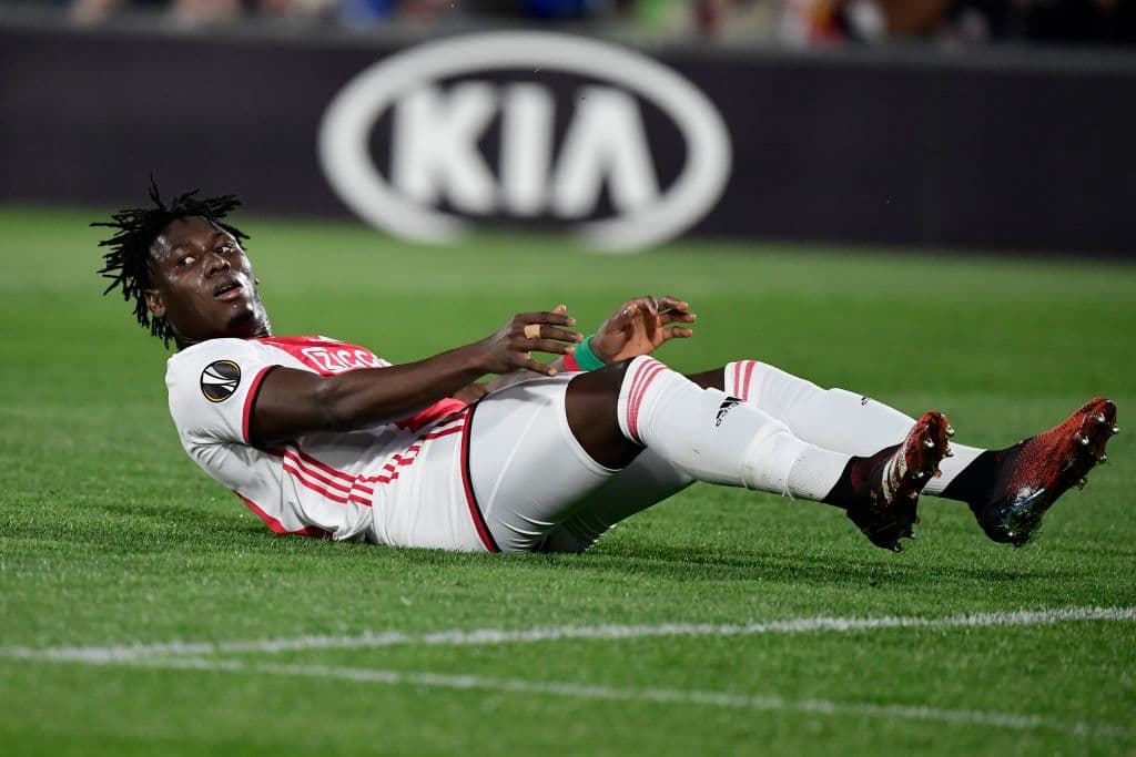 Edson Álvarez realiza falta a Deyverson del Getafe y es tiro libre para los españoles.