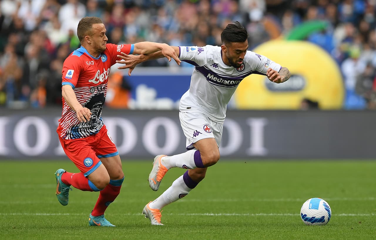 Napoli desperdició la oportunidad de tomar el liderato en Italia en la Serie A al perder en casa por 2-3 ante la Fiorentina; Hirving Lozano jugó en todo el segundo tiempo con poco aporte a la ofensiva.