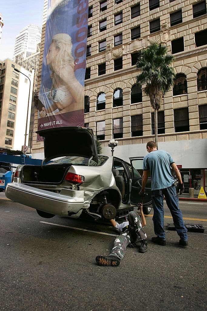 La industria del entretenimiento tiene una larga historia de accidentes en el set.