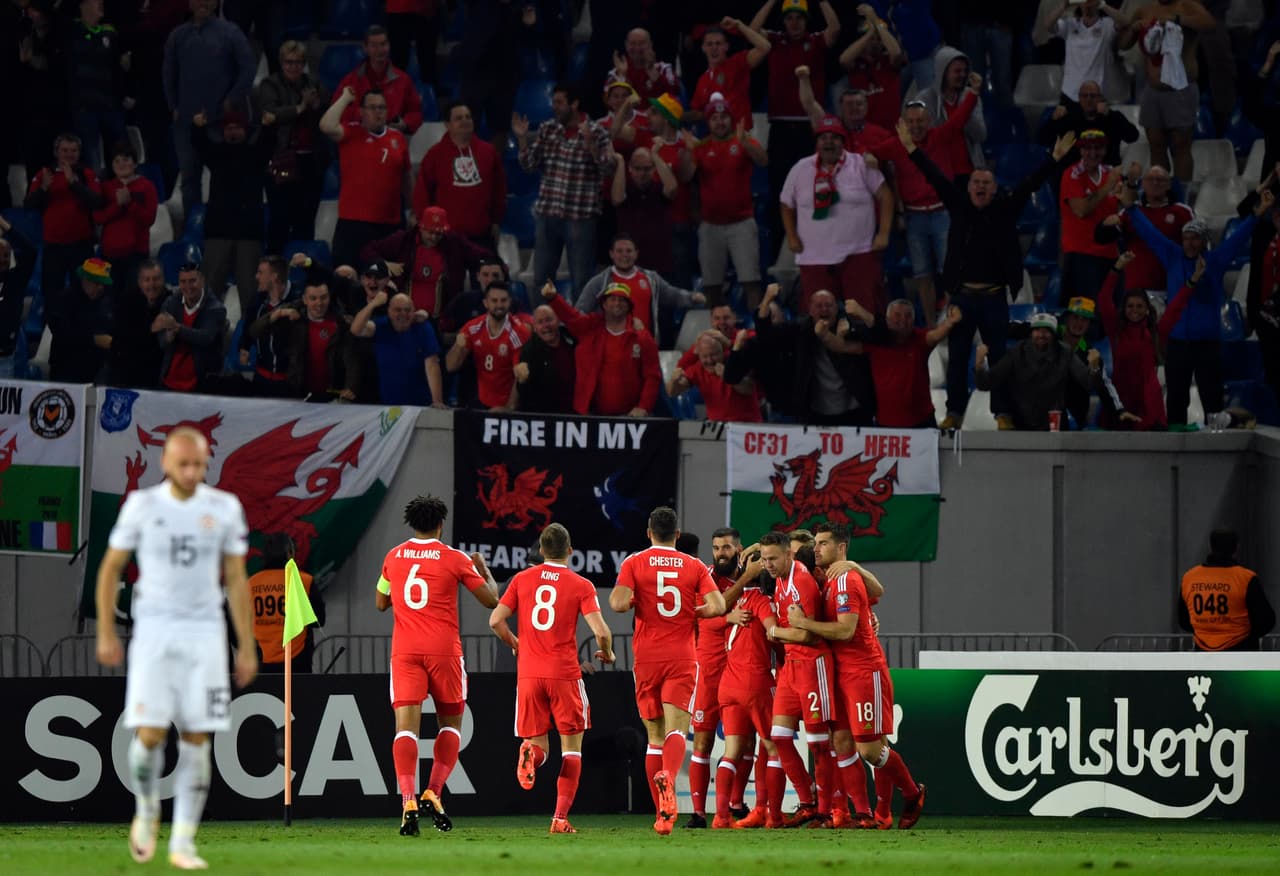 Sin embargo, al minuto 4 del segundo tiempo llegó el gol de Gales por medio de Tom Lawrence.