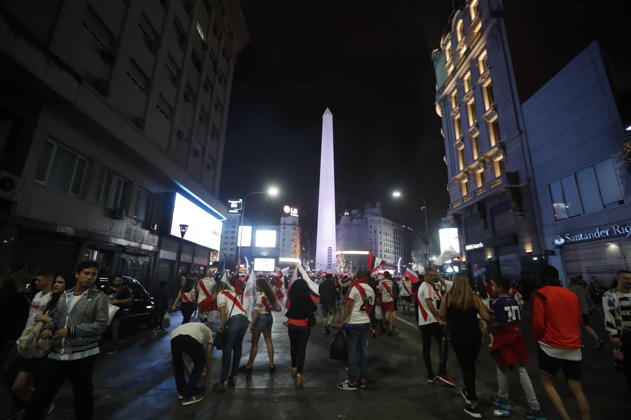 En el tradicional Obelisco de Buenos Aires se dieron cita los fanáticos de River Plate para celebrar la conquista de la Copa Libertadores 2018.