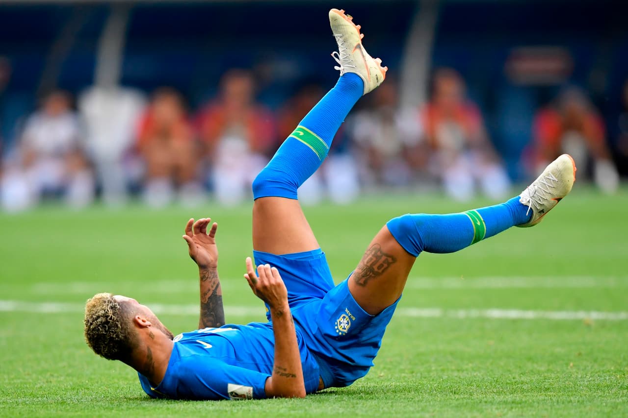 Aún así, ya desde esa época era reconocido porque exagera de manera histriónica las faltas en su contra e incluso simula algunas.