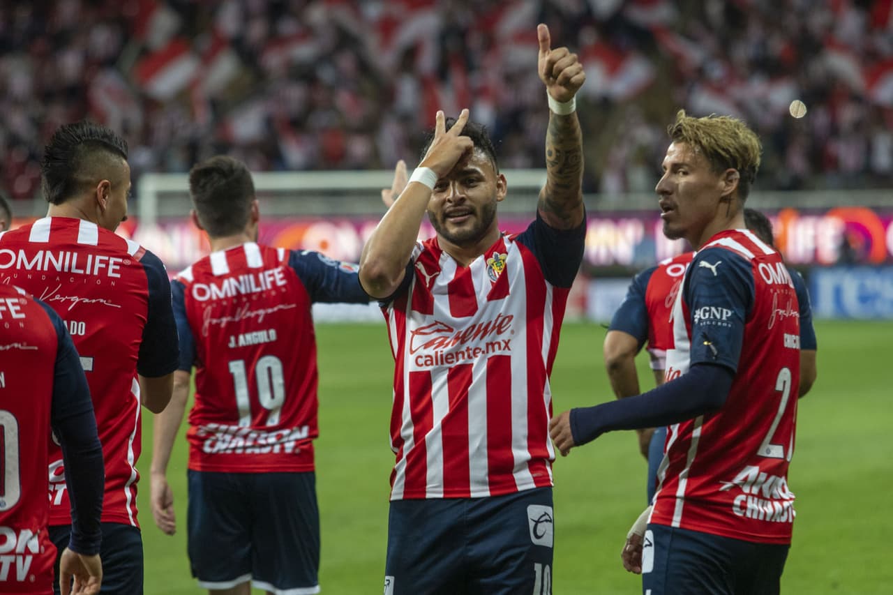 Alexis Vega aumentó la ventaja para las Chivas.