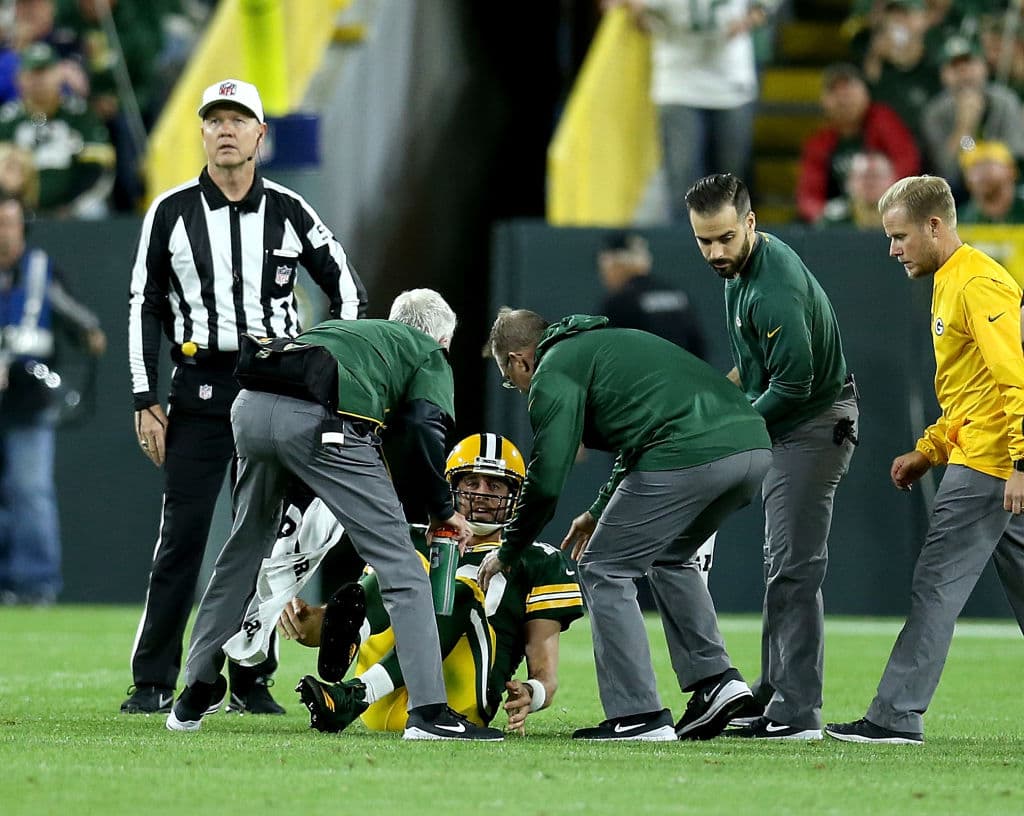 El veterano quarterback se había quedado tendido en el terreno de juego largo tiempo y el silencio era evidente en Lambeau Field, habia una gran preocupación.