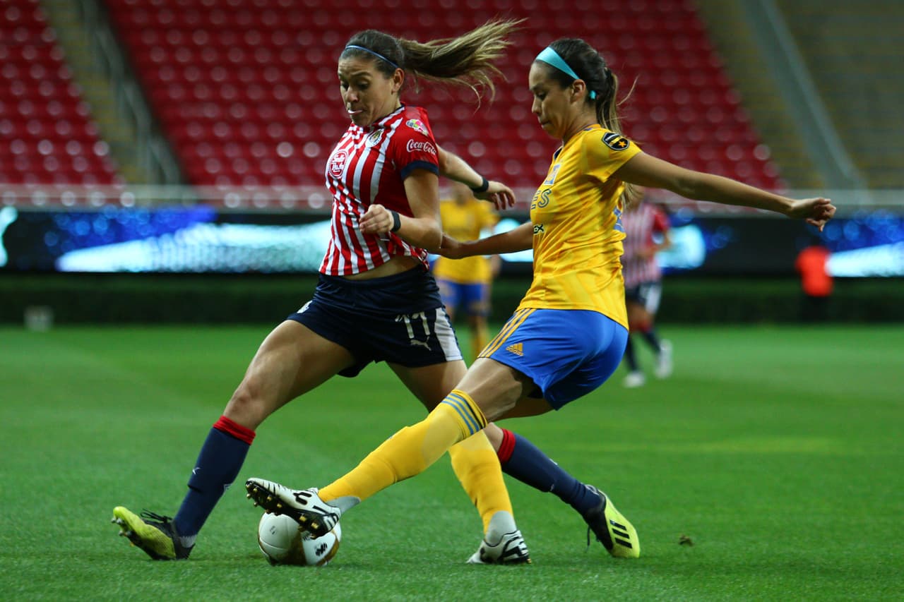 Chivas y Tigres empataron 1-1 en el Estadio Akron de Guadalajara en la ida por la Semifinal de la Liga MX Femenil en el segundo de los juegos que se disputaron este viernes.