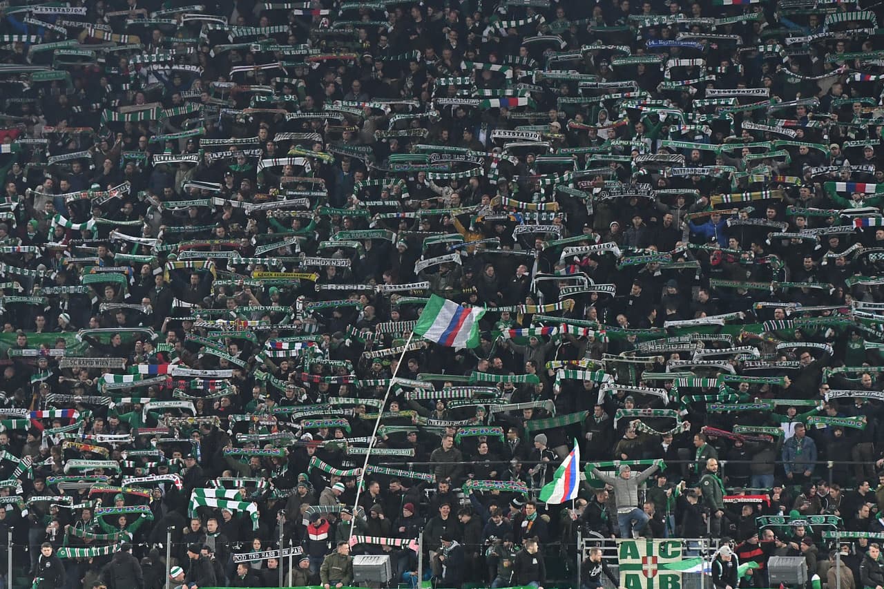 En el estadio del Rapid Viena se vivió una emocionante atmósfera futbolera en un juego muy complicado ante el Inter de Milán. Los fanáticos locales se hicieron sentir con un mosaico precioso en honor al club, así como con banderas y cantos inagotables.