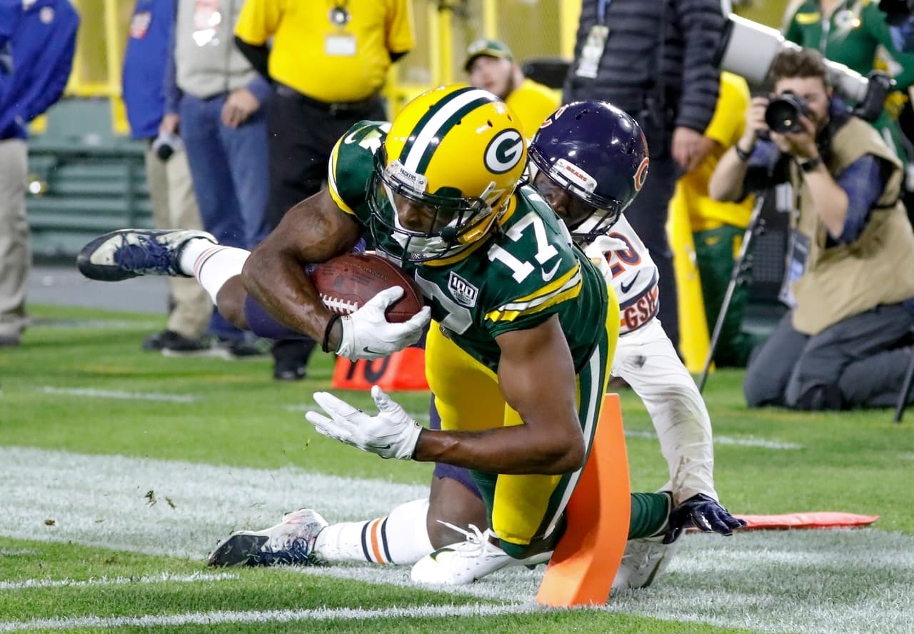 Después Rodgers lanzó un pase de anotación de 12 yardas a Davante Adams para respirarle en la nuca a Chicago 20-17, haciendo que Lambeu Field ardiera por el latente regreso que se gestaba.
