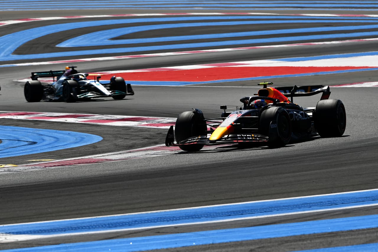 Max Verstappen conquistó el Gran Premio de Francia por delante de Lewis Hamilton y George Russell. Checo Pérez fue cuarto y Charles Leclerc tuvo que abandonar la carrera tras un impactarse con el muro.
