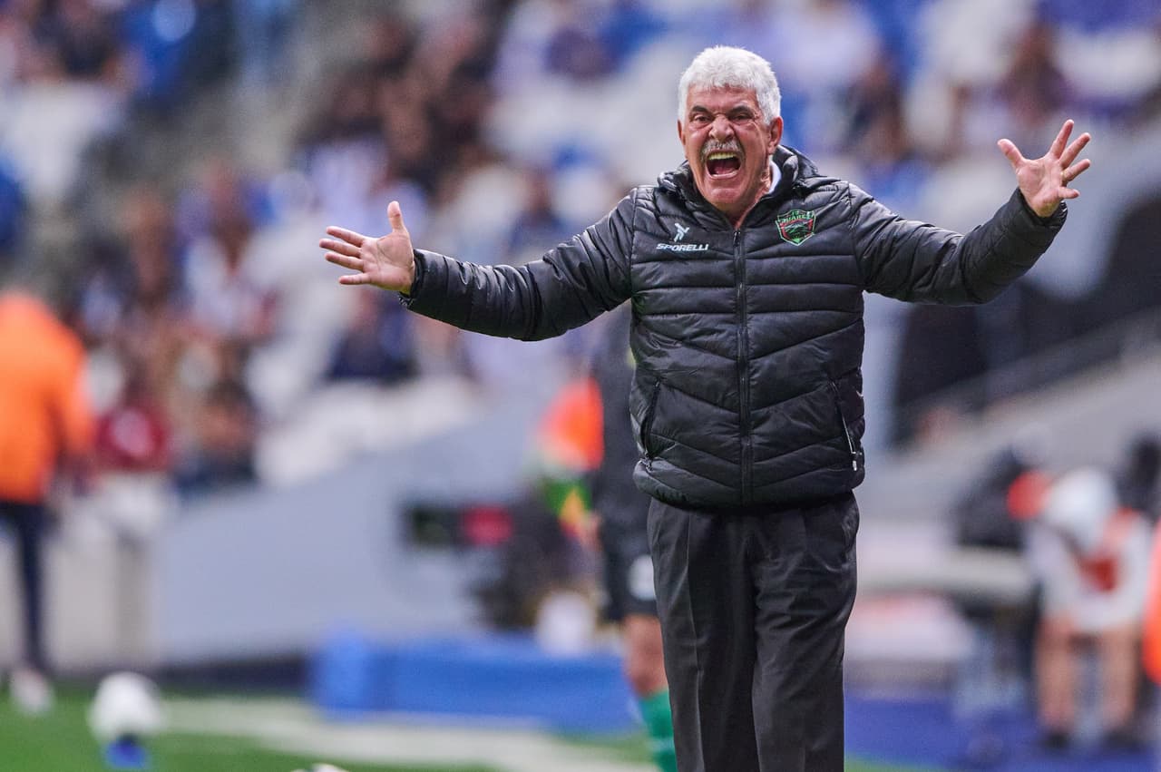 Ricardo 'Tuca' Ferretti explotó contra el VAR por una expulsión ante Rayados de Monterrey.