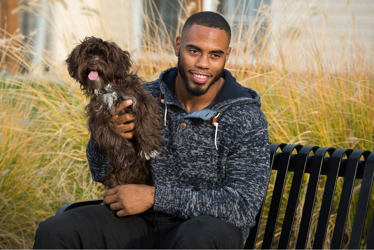 El corredor de los New York Giants, 
<b>RASHARD JENNINGS</b>, prefiere a los perros de tamaño pequeño.