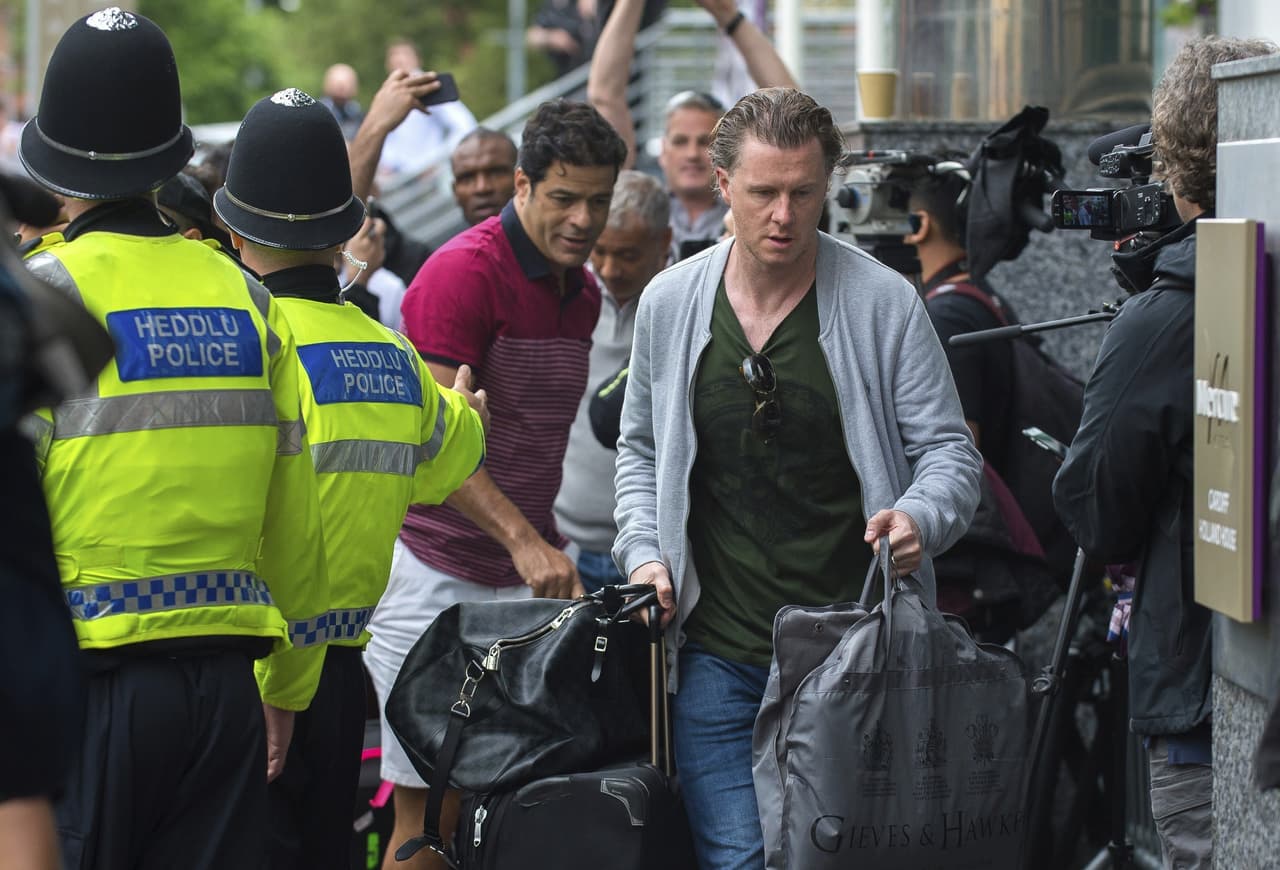 Y el inglés Steve McManaman, quienes estarán apoyando al equipo en el palco de honor.