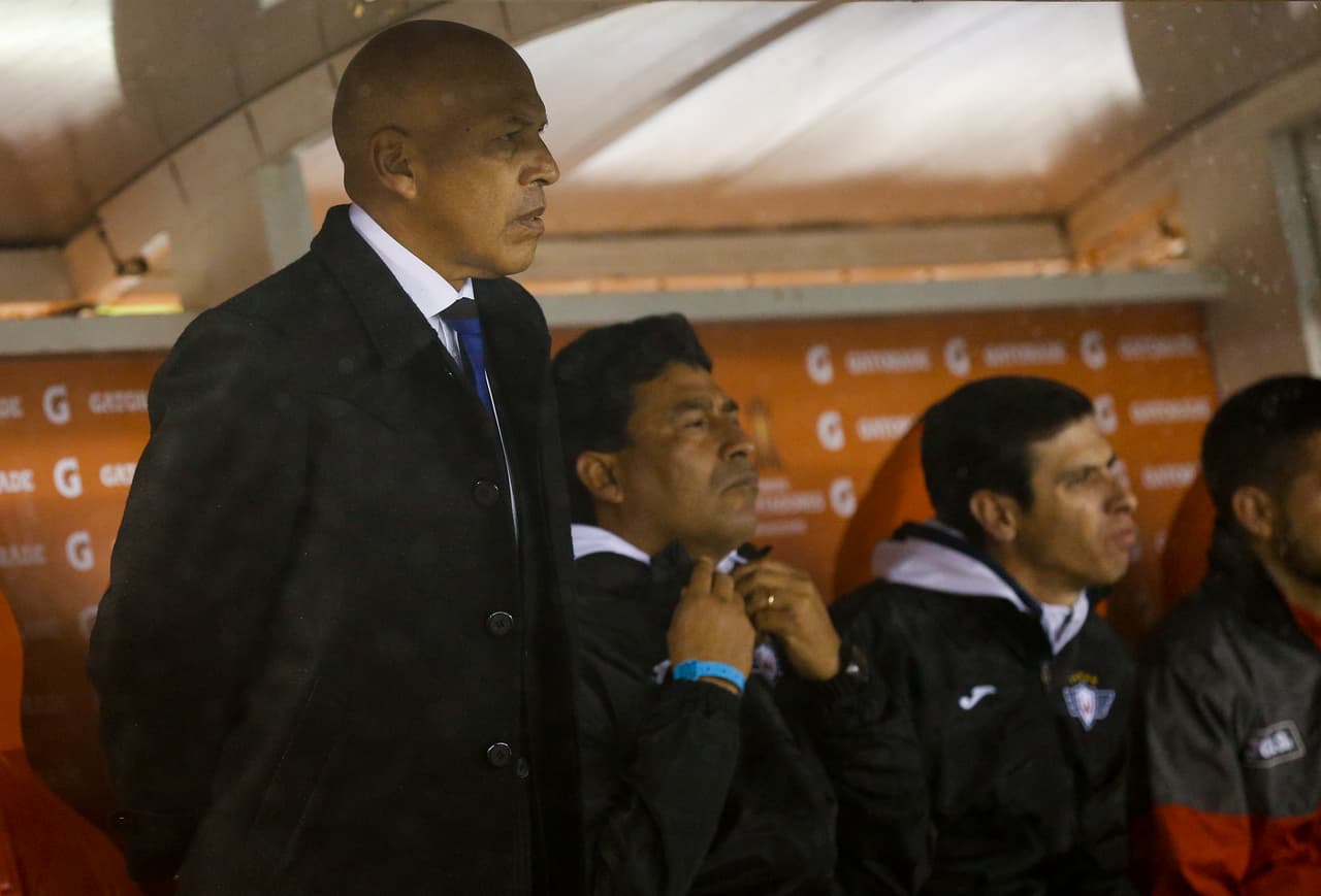 BUENOS AIRES, ARGENTINA - SEPTEMBER 21: Roberto Mosquera coach of Wilstermann looks on prior a second leg match between River Plate and Wilstermann as part of the quarter finals of Copa CONMEBOL Libertadores 2017 at Monumental Stadium on September 21, 2017 in Buenos Aires, Argentina. (Photo by Gabriel Rossi/Getty Images)