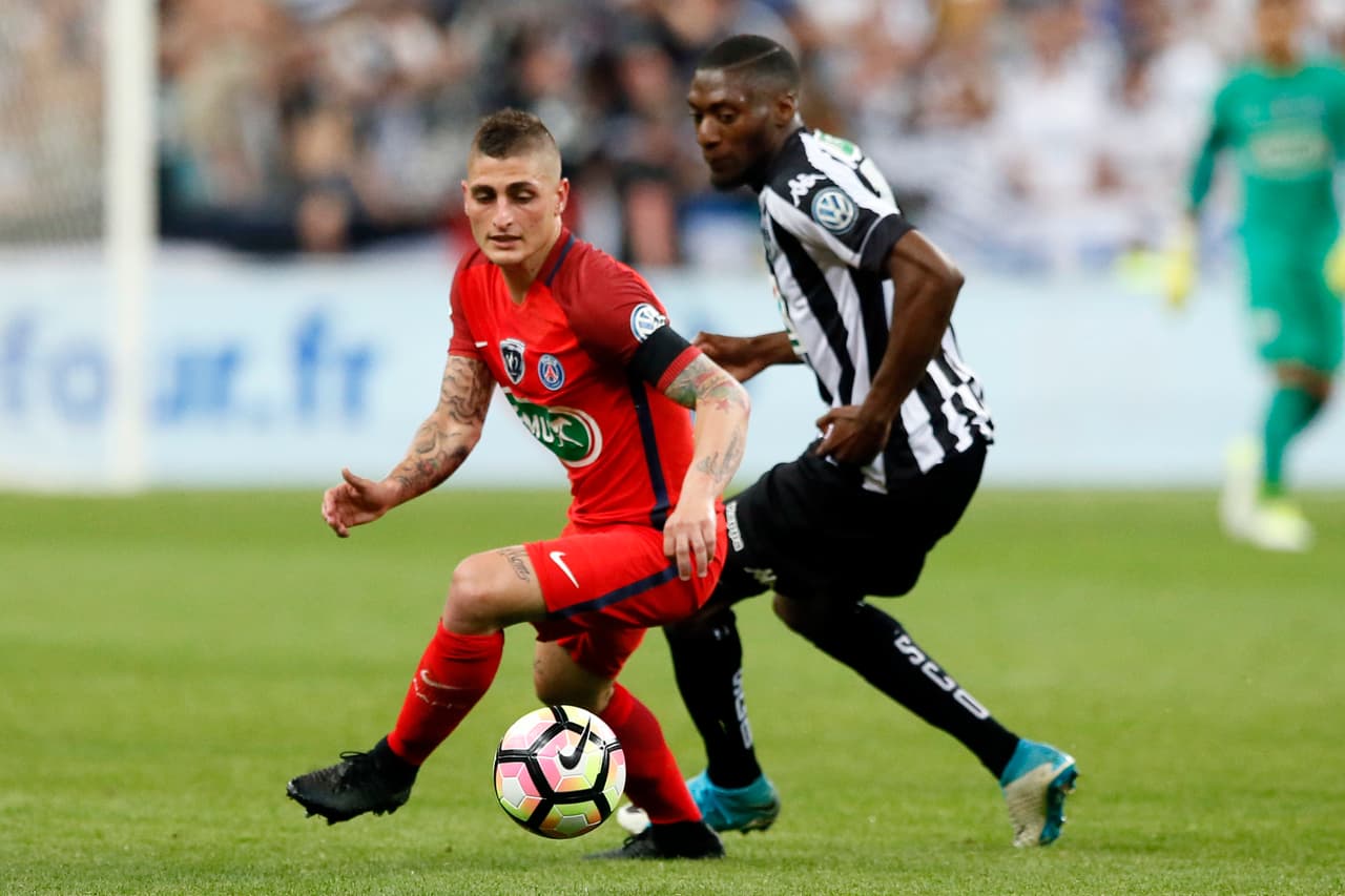 El italiano Marco Verratti vuelve a sonar con fuerza para el Barcelona. Pero en el PSG ya lo obligaron a pedir disculpas y a decir que está contento en París.