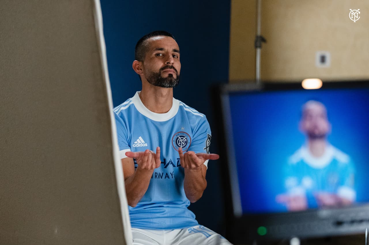 Maxi Moralez ensaya su típico gesto al imitar a 'Spider-Man' al inicio de la pretemporada.