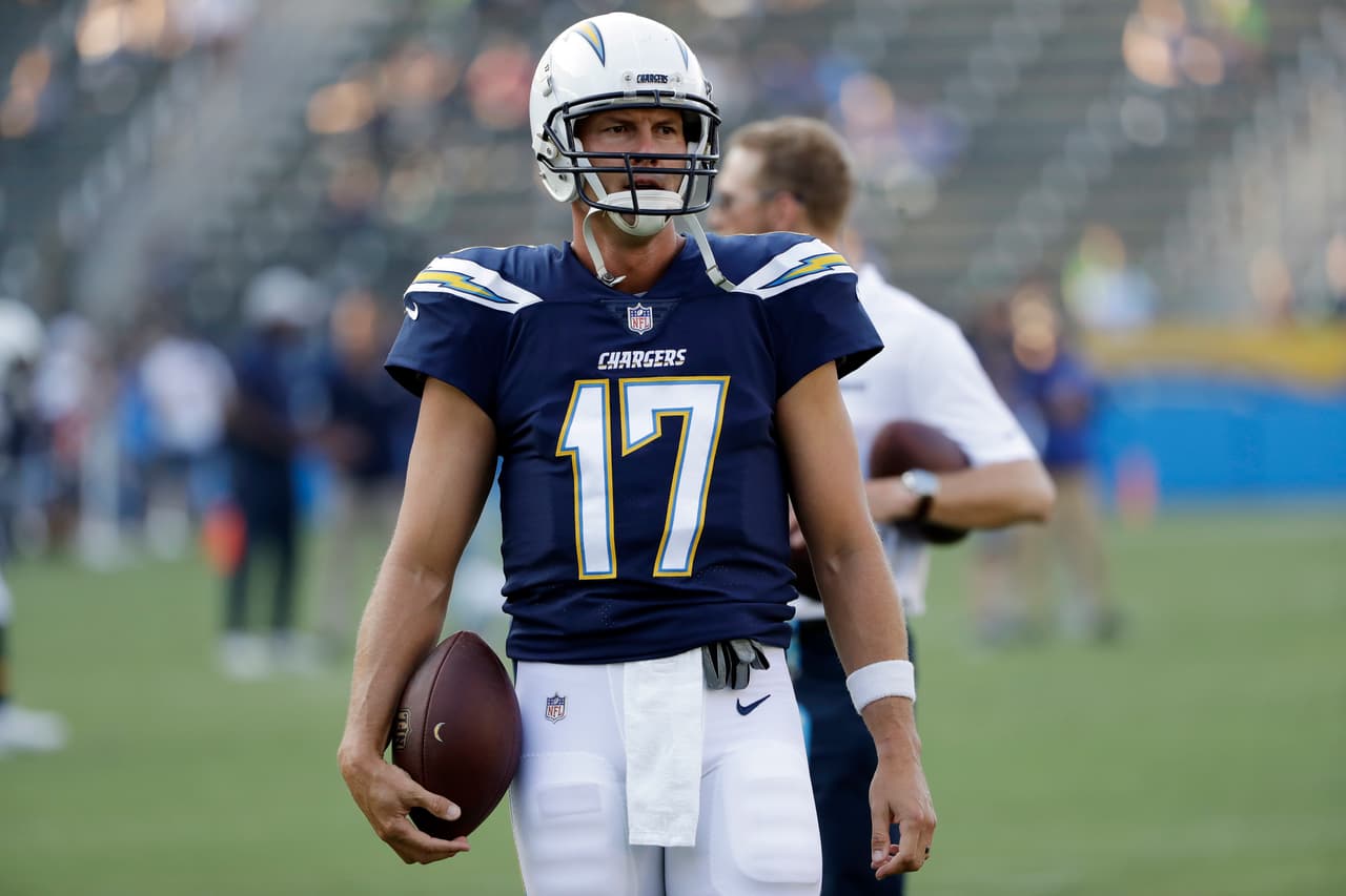 10)
<b>Philip Rivers, Los Angeles Chargers</b>. Pese a su casi nula movilidad, Rivers le saca jugo a los modestos receptores que tiene y pone grandes números. Siempre ha sido garantía y un tipo competitivo.