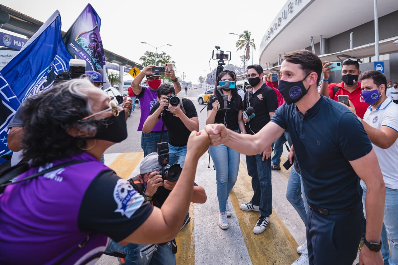 La afición de Mazatlán le da una cálida bienvenida a el nuevo entrenador de sus filas, Beñat San José.