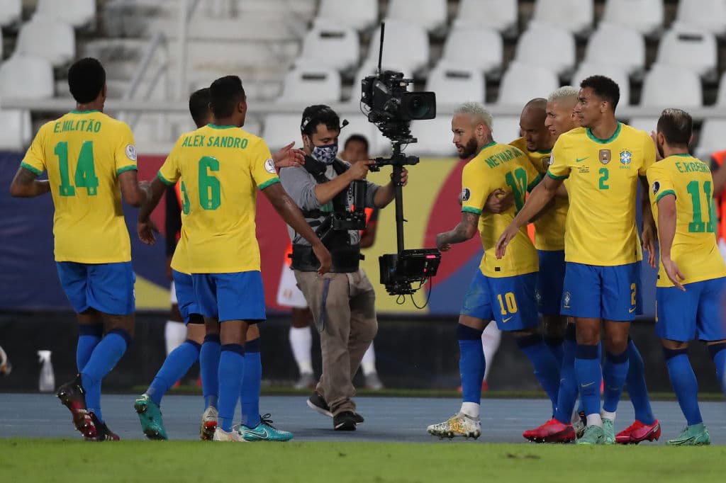 Perú no logra meter ni las manos y Brasil se los hace pagar caro con una golead a de 4-0.