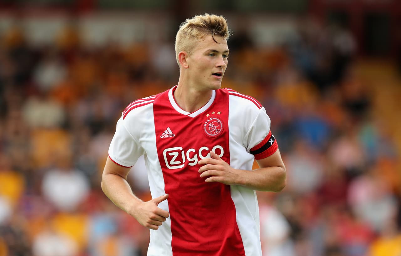 La lista continua con 
<b>Matthijs de Ligt, </b>defensa central del Ajax. Del equipo de Amsterdam han venido saliendo jugadores de primer nivel, en especial en la zaga posterior como el caso de Dávinson Sánchez, por ejemplo.