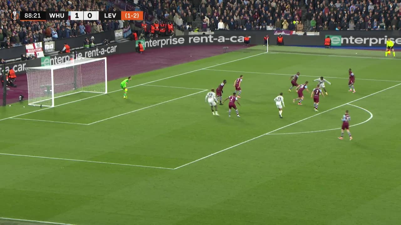 ¡GOL!  anota para Bayer 04 Leverkusen. Jeremie Frimpong