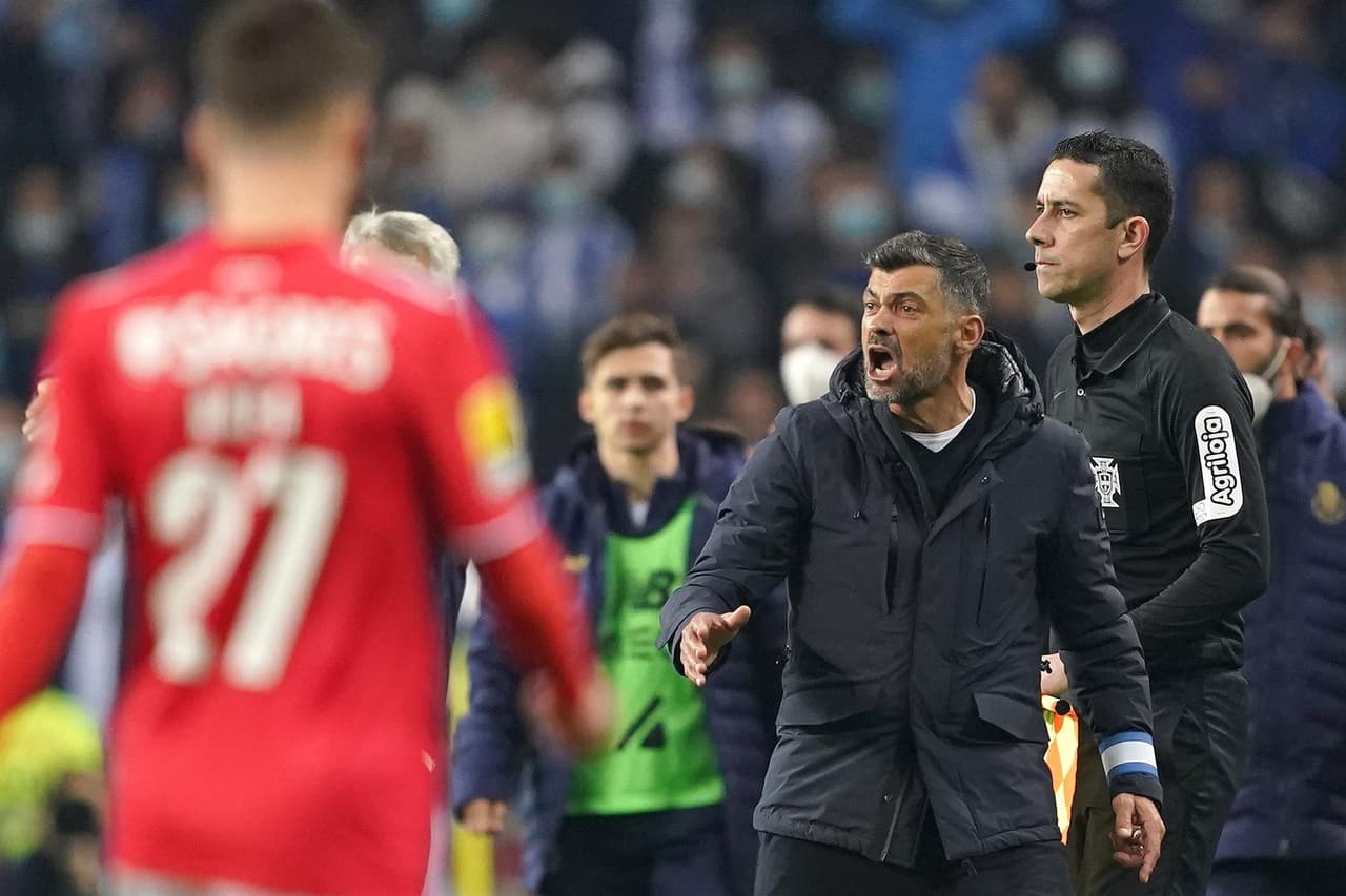 Fabio Ferreira Vieira (34'), Eduardo Aquino (37') y Mehdi Taremi (68') le dieron el triundo al Porto frente al Benfica con marcador 3-1 en el clásico portugués, durante la Jornada 16 en la Primeira Liga. El mexicano Jesús 'Tecatito' Corona jugó 35 minutos.