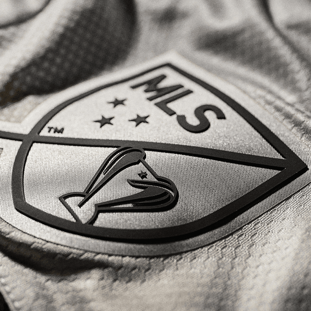 El escudo con la liga, presente en el nuevo uniforme del Crew.