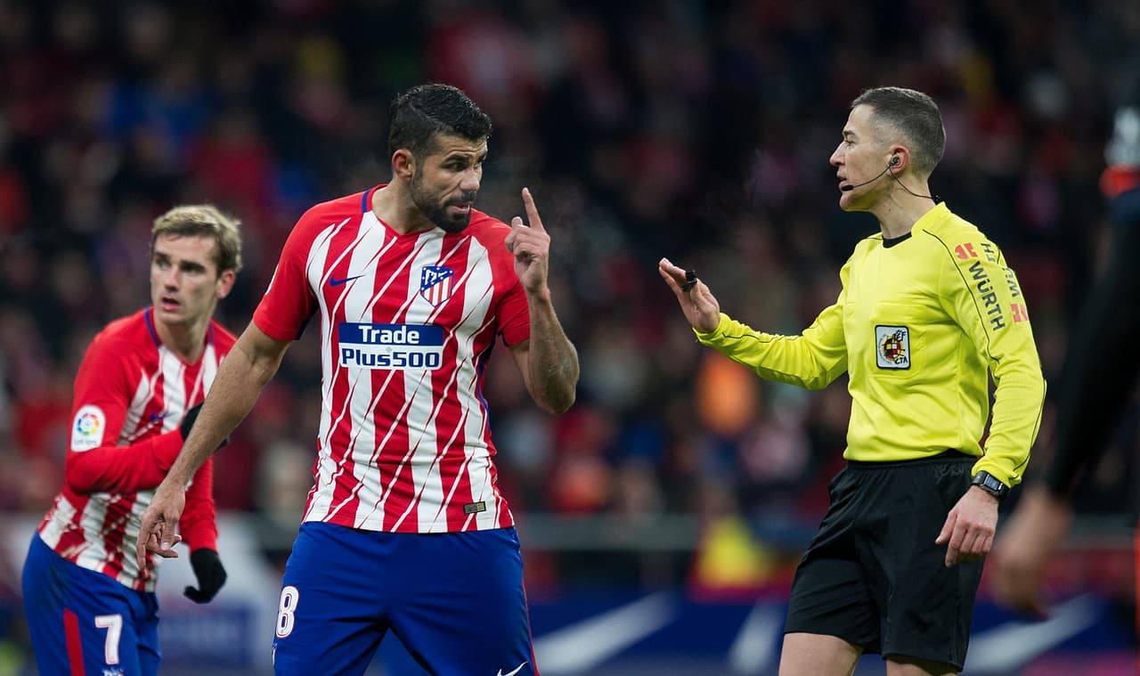 Diego Costa fue de los elementos que recriminó las marcaciones del árbitro.