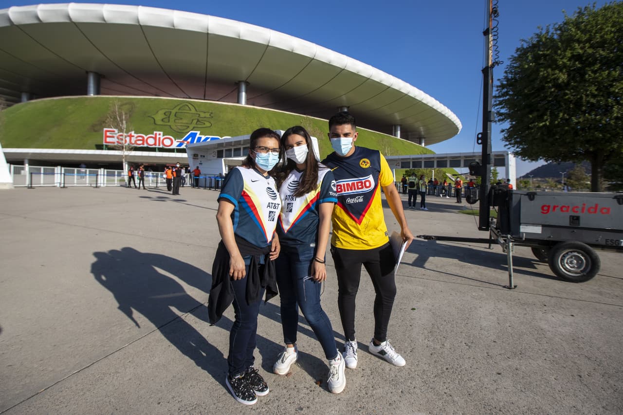 Los afortunados aficionados que consiguieron boleto para el partido más esperado de la temporada regular, comienzan a tomar sus lugares en el Estadio Akron a minutos del pitazo inicial.