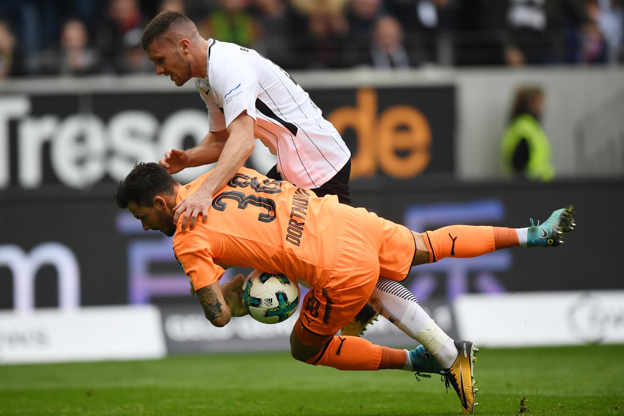 El Eintracht Frankfurt se fue con todo en su intención de sumar e intentar remontar frente a su público en el Commerzbank Arena