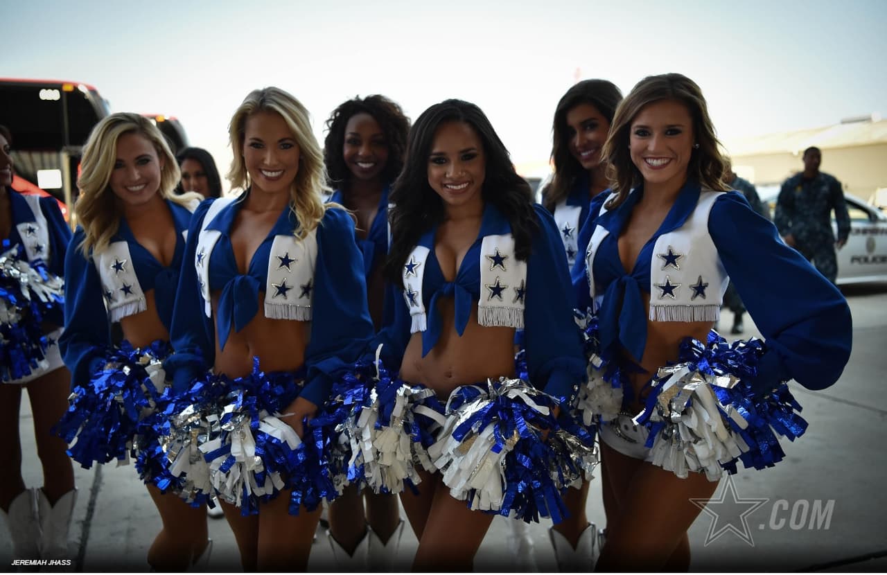 12 porristas de los Dallas Cowboys abrieron el campamento de entrenamiento del equipo en Oxnard, California.