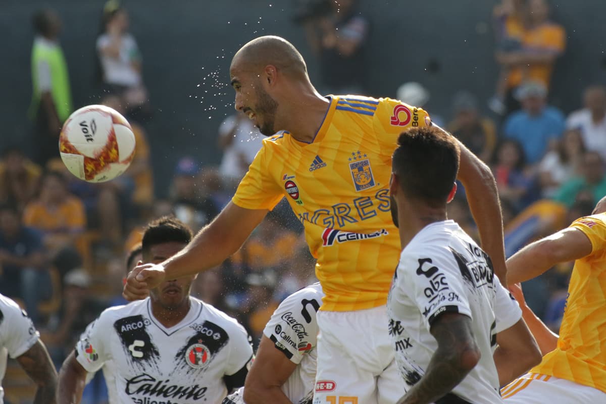 El mediocampista argentino Guido Pizarro también aportó al triunfo de Tigres con su juego aéreo en ataque y defensa.