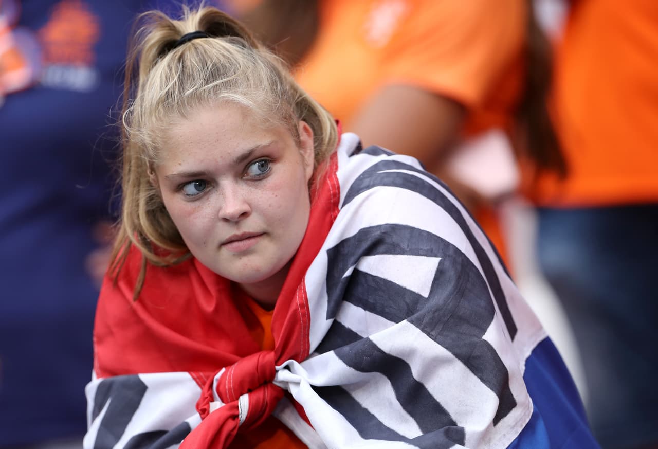 Después de la fiesta que montaron los fa´naticos de Estados Unidos, el turno este miércoles fue para los holandeses quienes fueron mayoría en el Stade de Lyon para el juego de Semifinales del Mundial Femenino ante Suecia.