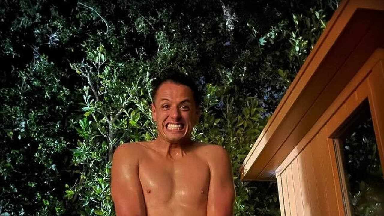 Chicharito publica foto desnudo y enciende las redes sociales