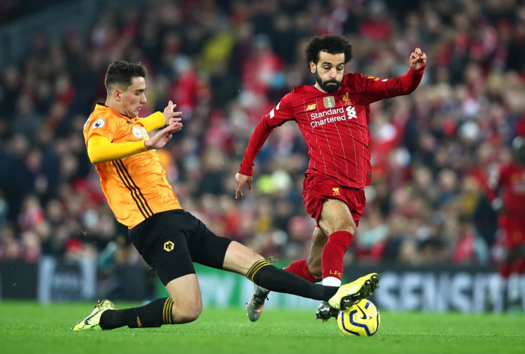 Adam Lallana asistió a Sadio Mané para el triunfo del Liverpool 1-0 sobre el Wolverhampton, a quien el VAR le anuló un gol por fuera de lugar.
