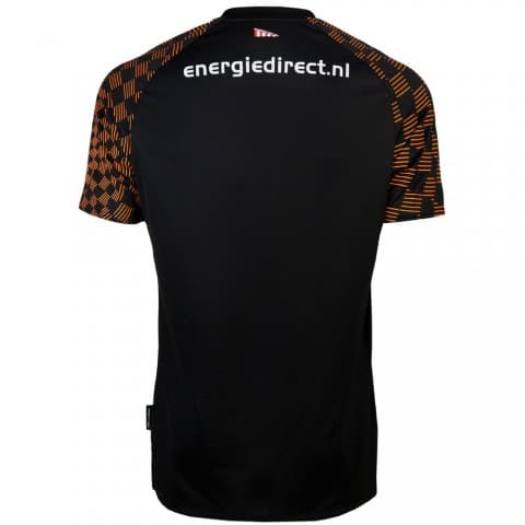 Ganándose elogios de todo el mundo, el PSV Eindhoven ha lanzado su tercer uniforme para la próxima temporada el cual tiene el negro y el naranja como protagonistas. Además, cuenta con un patrón ajedrezado en las mangas. ¿La usarán Erick Gutiérrez e Hirving Lozano?