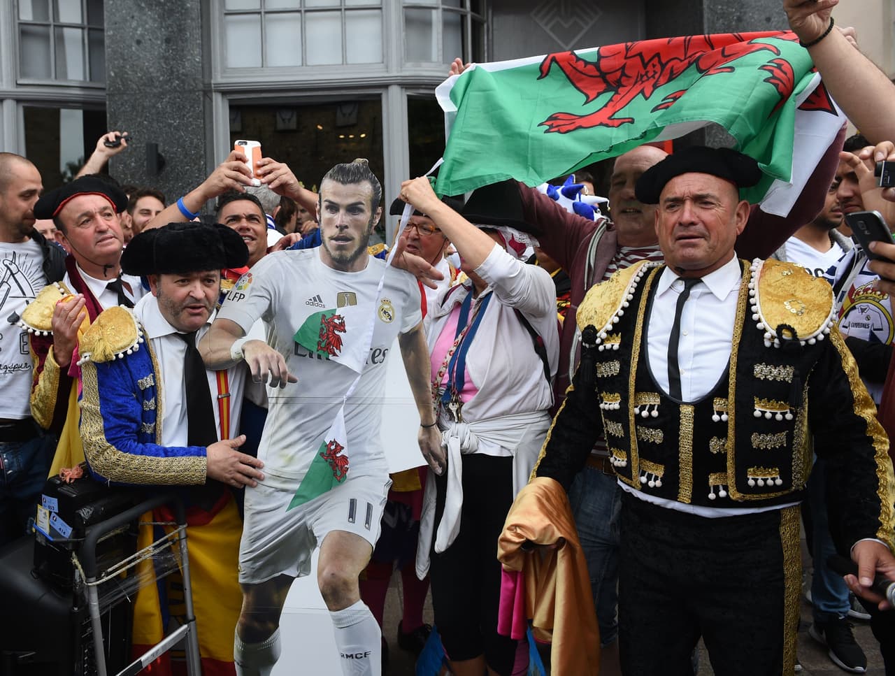 Como era de esperarse, son varios los galeses que le irán al Madrid hoy por Gareth Bale, quien juega en casa, aunque no está confirmada su presencia en el campo.