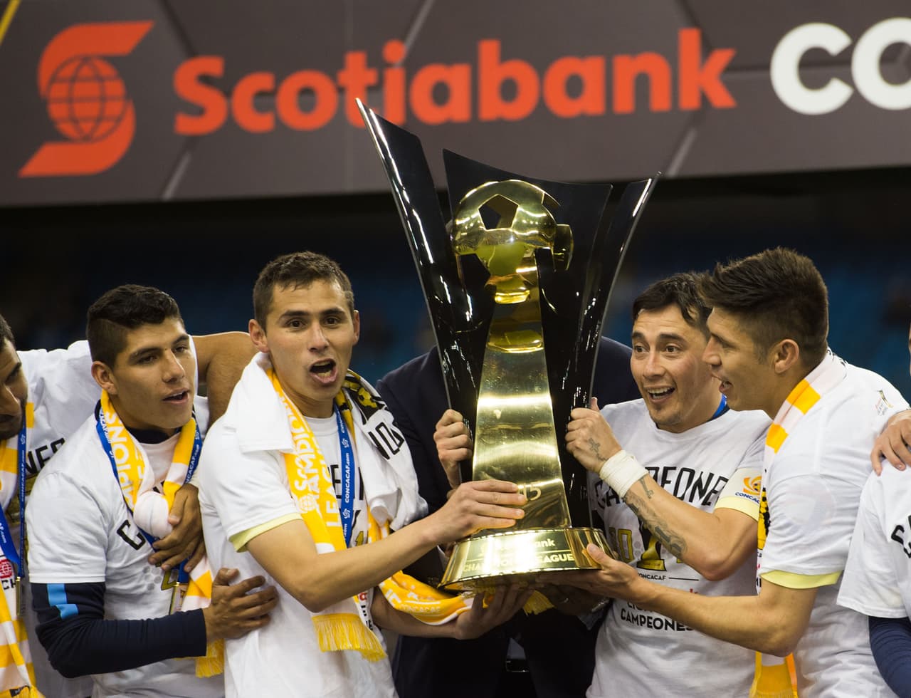 Además de estos, el América sumaría una copa del Copa Gigantes de la Concacaf en 2001, un Campeón de Campeones en el 2005 y 3 a nivel internacional con las conquistas de la Liga de Campeones de Concacaf en los años 2006 y 2014-15.