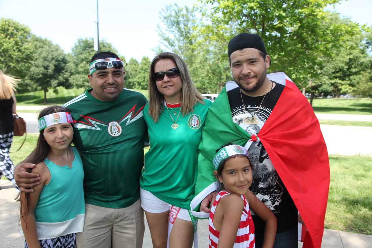 Mexicanos comenzaron a llegar desde temprana hora a las afueras del Soldier Field de Chicago para apoyar con todo al Tri de sus amores, aquí cómo se vivió el ambiente fuera del estadio antes del partido contra Cuba.