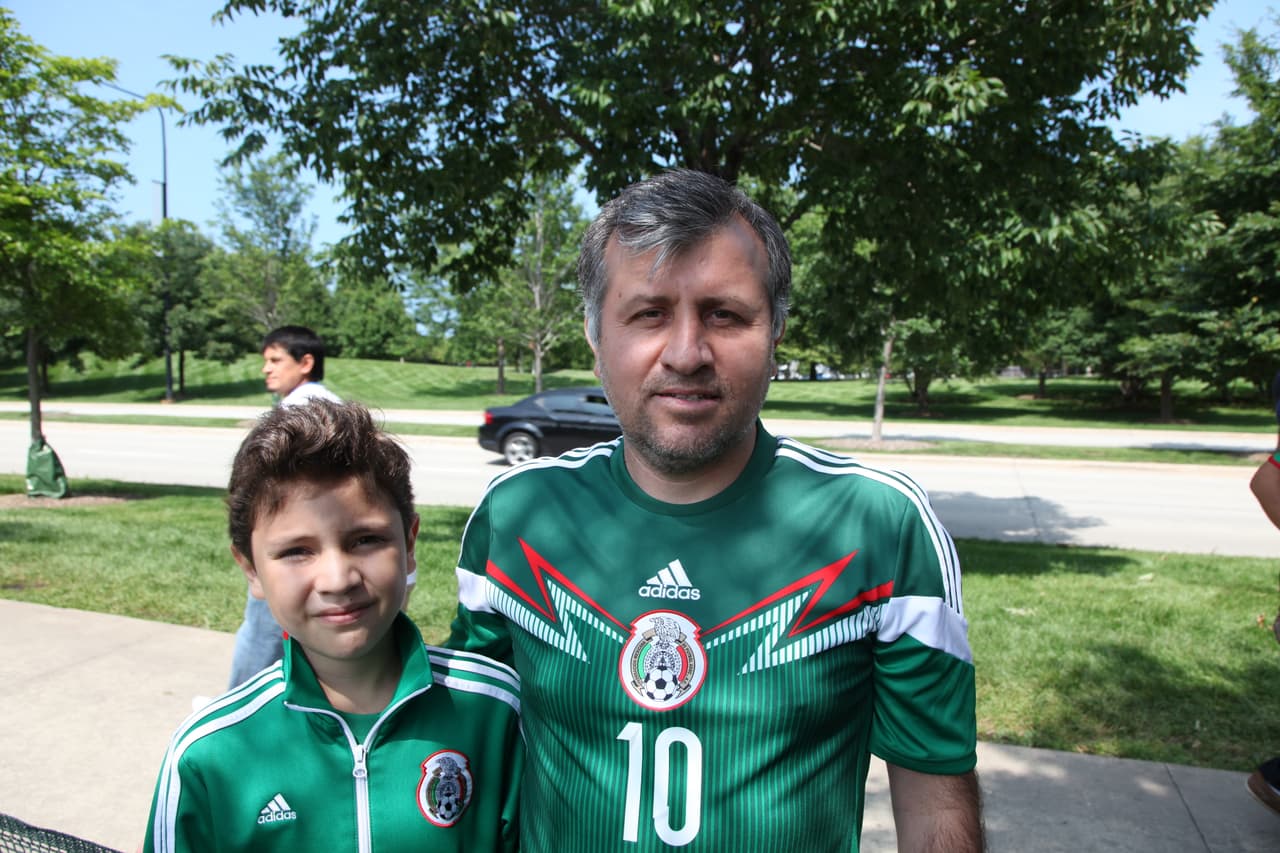 Mexicanos comenzaron a llegar desde temprana hora a las afueras del Soldier Field de Chicago para apoyar con todo al Tri de sus amores, aquí cómo se vivió el ambiente fuera del estadio antes del partido contra Cuba.