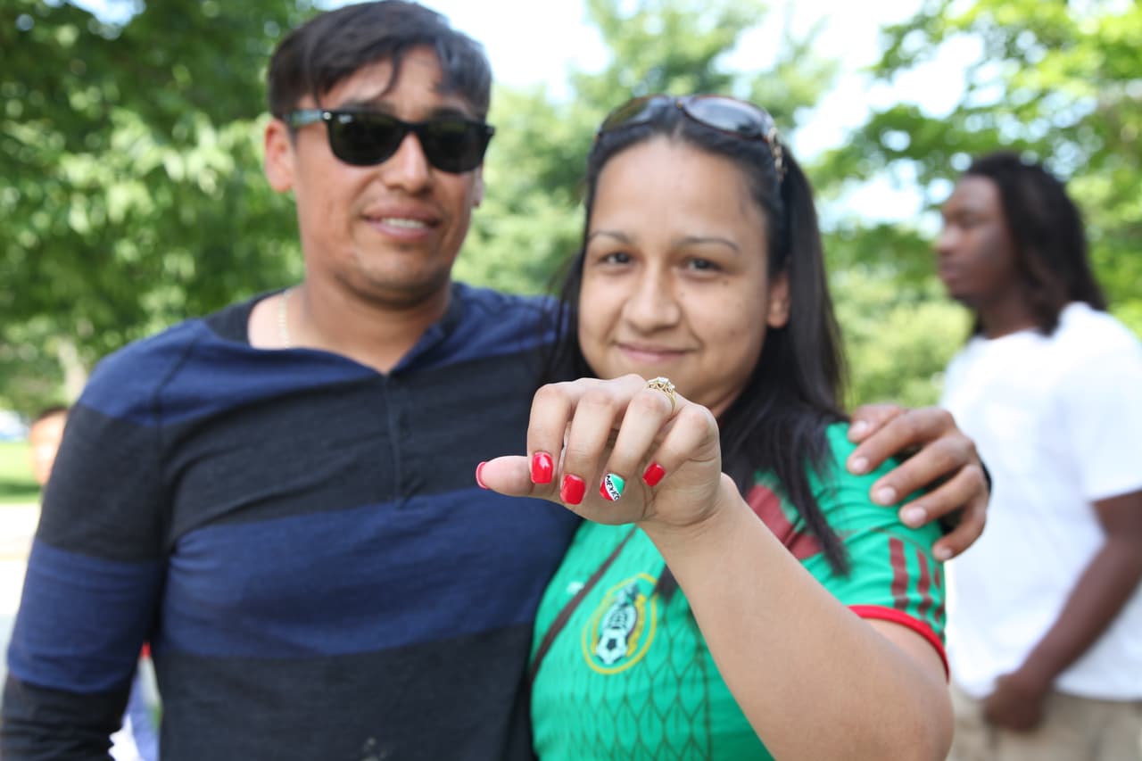 Mexicanos comenzaron a llegar desde temprana hora a las afueras del Soldier Field de Chicago para apoyar con todo al Tri de sus amores, aquí cómo se vivió el ambiente fuera del estadio antes del partido contra Cuba.