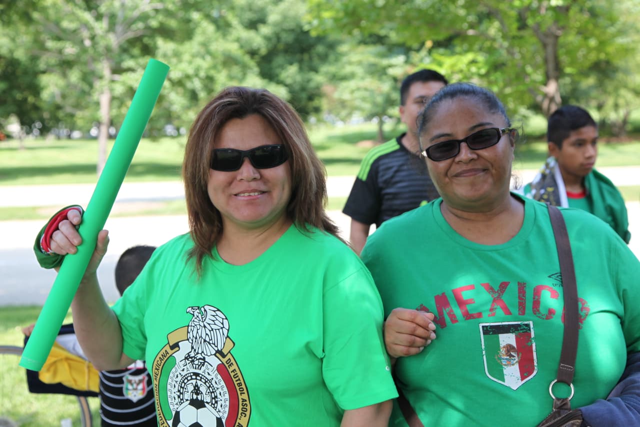 Mexicanos comenzaron a llegar desde temprana hora a las afueras del Soldier Field de Chicago para apoyar con todo al Tri de sus amores, aquí cómo se vivió el ambiente fuera del estadio antes del partido contra Cuba.
