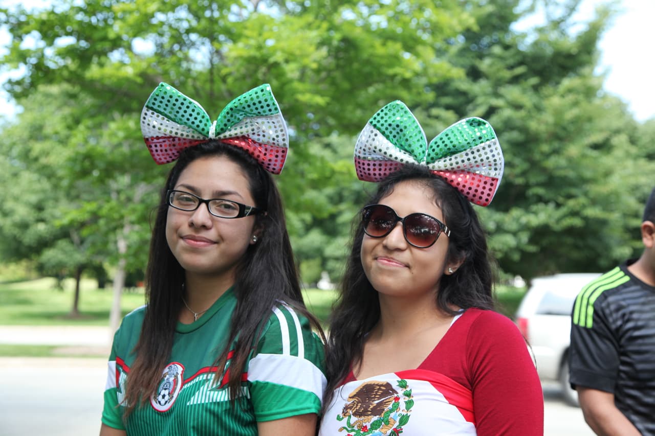 Mexicanos comenzaron a llegar desde temprana hora a las afueras del Soldier Field de Chicago para apoyar con todo al Tri de sus amores, aquí cómo se vivió el ambiente fuera del estadio antes del partido contra Cuba.