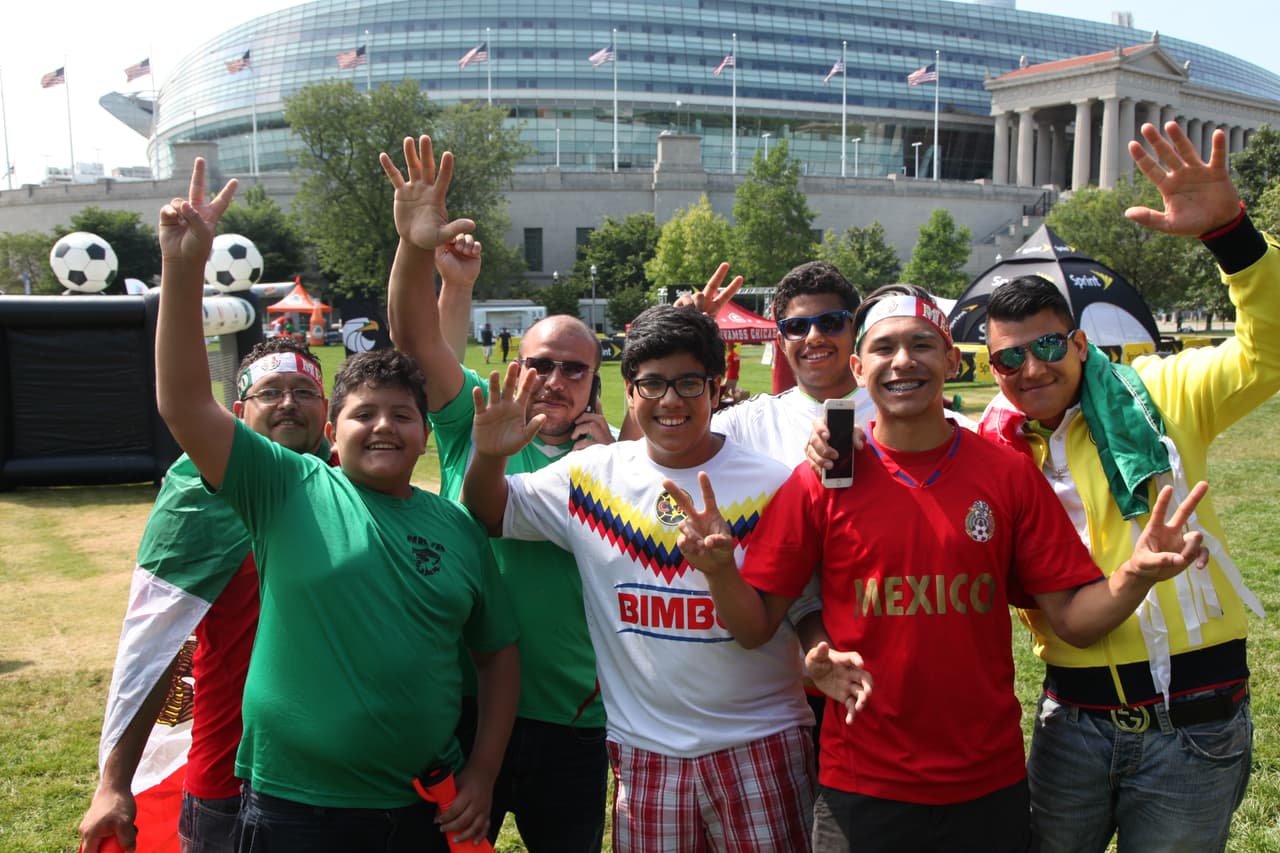 Mexicanos comenzaron a llegar desde temprana hora a las afueras del Soldier Field de Chicago para apoyar con todo al Tri de sus amores, aquí cómo se vivió el ambiente fuera del estadio antes del partido contra Cuba.