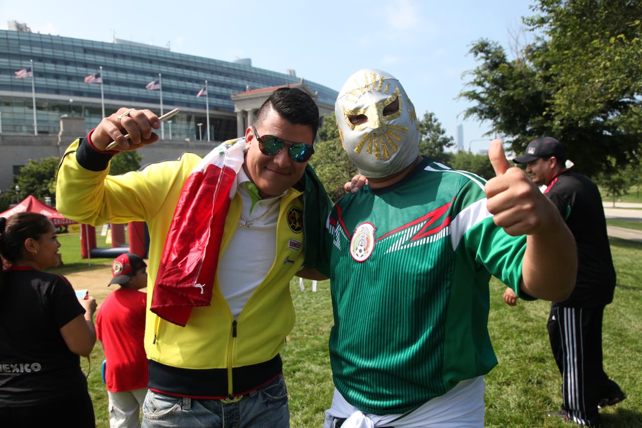 Mexicanos comenzaron a llegar desde temprana hora a las afueras del Soldier Field de Chicago para apoyar con todo al Tri de sus amores, aquí cómo se vivió el ambiente fuera del estadio antes del partido contra Cuba.