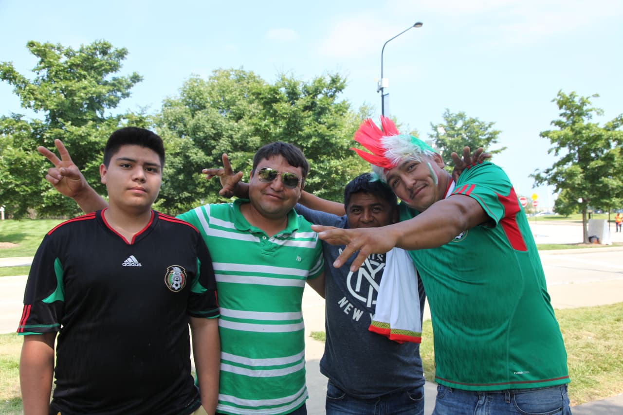 Mexicanos comenzaron a llegar desde temprana hora a las afueras del Soldier Field de Chicago para apoyar con todo al Tri de sus amores, aquí cómo se vivió el ambiente fuera del estadio antes del partido contra Cuba.