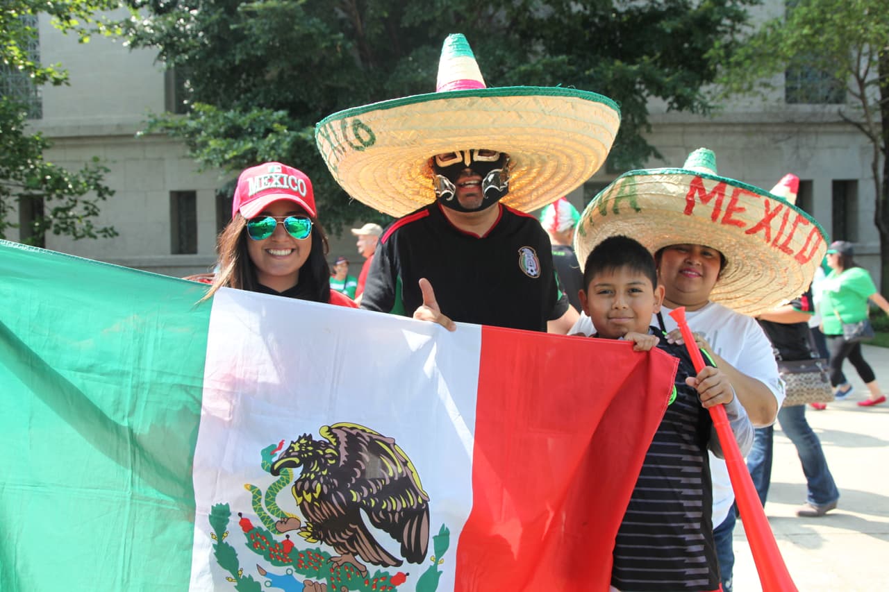 Mexicanos comenzaron a llegar desde temprana hora a las afueras del Soldier Field de Chicago para apoyar con todo al Tri de sus amores, aquí cómo se vivió el ambiente fuera del estadio antes del partido contra Cuba.