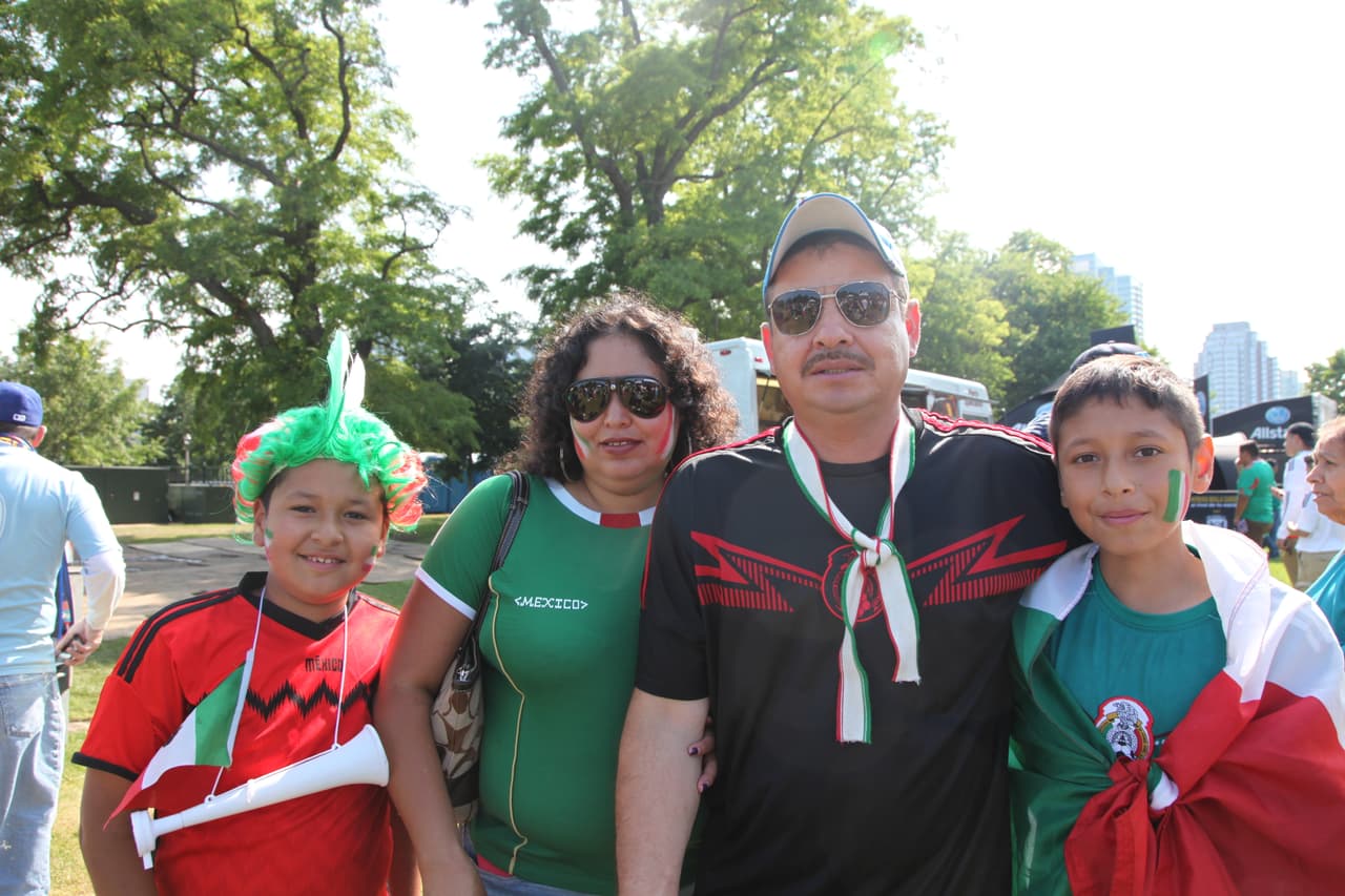 Mexicanos comenzaron a llegar desde temprana hora a las afueras del Soldier Field de Chicago para apoyar con todo al Tri de sus amores, aquí cómo se vivió el ambiente fuera del estadio antes del partido contra Cuba.