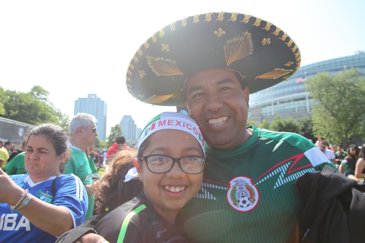 Mexicanos comenzaron a llegar desde temprana hora a las afueras del Soldier Field de Chicago para apoyar con todo al Tri de sus amores, aquí cómo se vivió el ambiente fuera del estadio antes del partido contra Cuba.