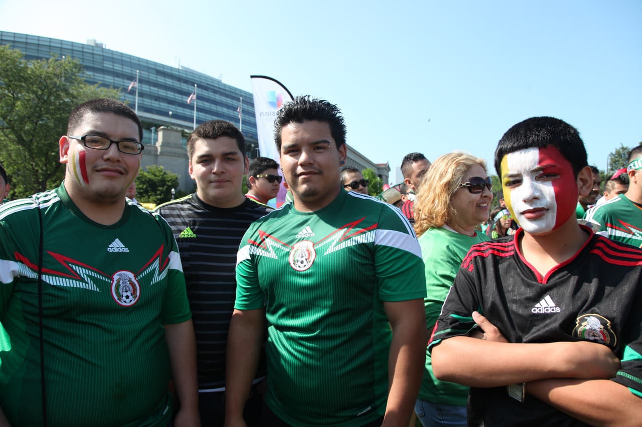 Mexicanos comenzaron a llegar desde temprana hora a las afueras del Soldier Field de Chicago para apoyar con todo al Tri de sus amores, aquí cómo se vivió el ambiente fuera del estadio antes del partido contra Cuba.