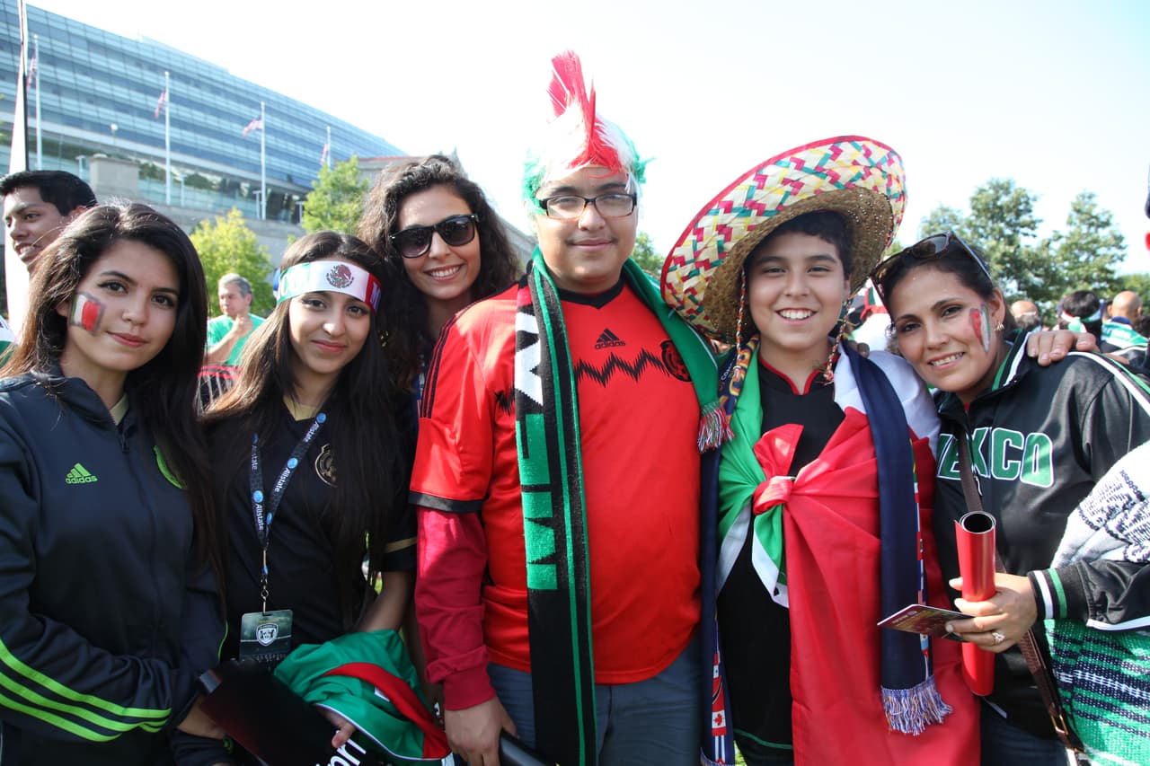 Mexicanos comenzaron a llegar desde temprana hora a las afueras del Soldier Field de Chicago para apoyar con todo al Tri de sus amores, aquí cómo se vivió el ambiente fuera del estadio antes del partido contra Cuba.